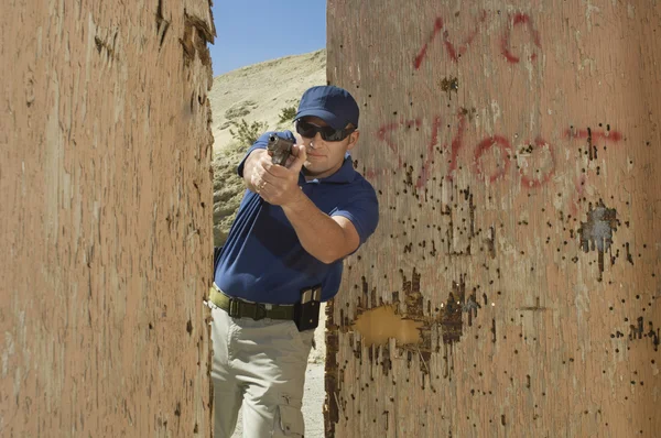 Officer Aiming Hand Gun At Firing Range — Stock Photo, Image