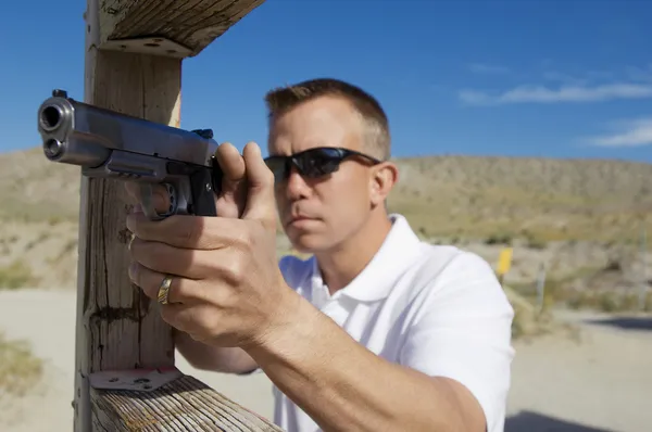 Hombre apuntando ametralladora en campo de tiro —  Fotos de Stock