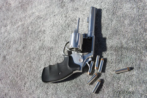 Arma de mão e balas — Fotografia de Stock