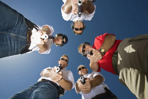 Grupp i cirkel sikte pistoler — Stockfoto