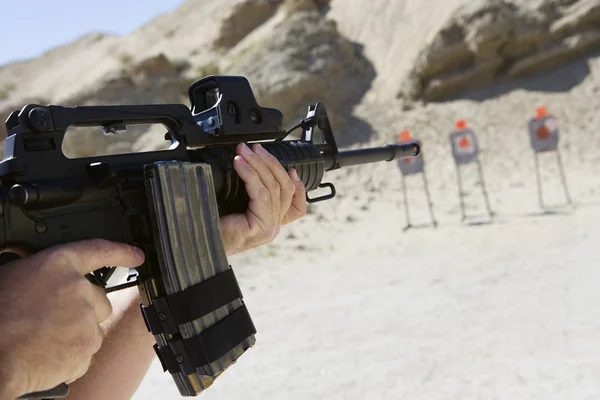 Man Aiming Machine Gun At Firing Range — Stock Photo, Image