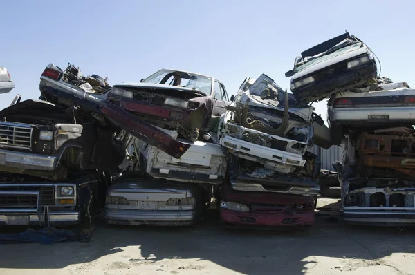 Carros empilhados no ferro-velho — Fotografia de Stock