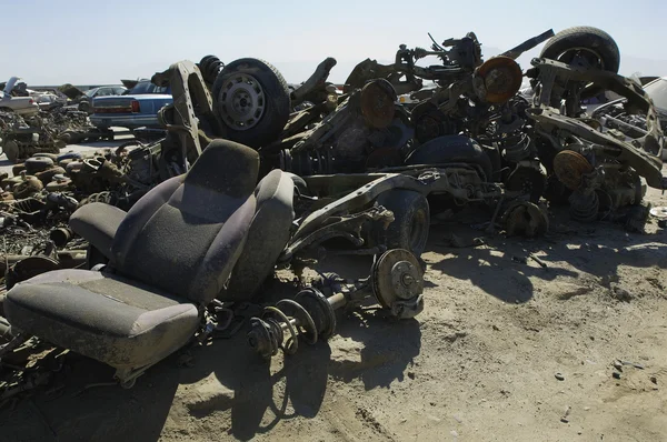 Peças de carro no ferro-velho — Fotografia de Stock