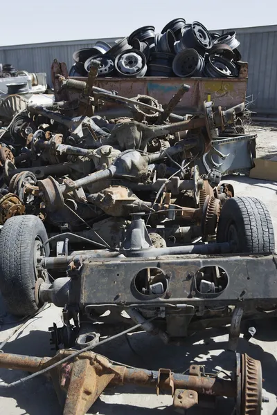 Pilha de peças de carro enferrujado — Fotografia de Stock