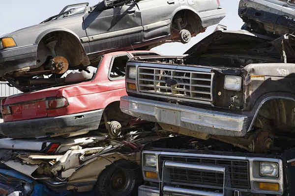 Apilados coches en chatarra — Foto de Stock