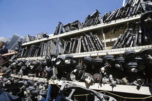 Residuos de piezas de vehículos en rack — Foto de Stock