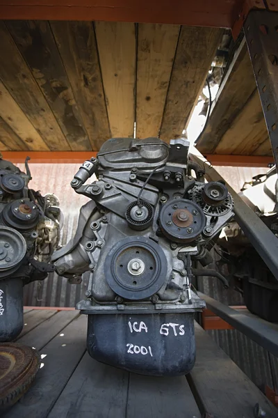 Motores de carro no ferro-velho — Fotografia de Stock