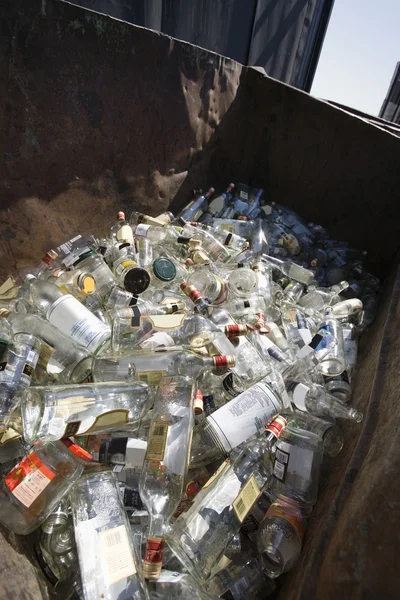 Flaschen im Mülleimer — Stockfoto