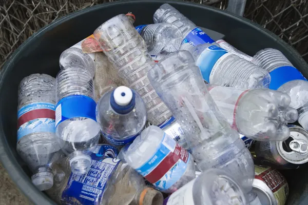Plastikflaschen im Mülleimer — Stockfoto