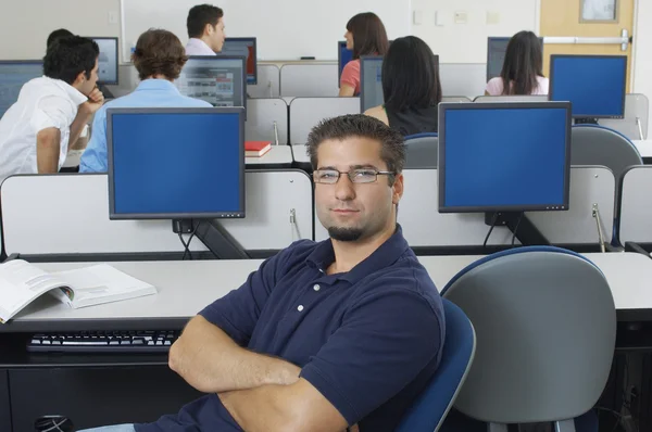 Bilgisayar laboratuarında kendine güvenen erkek öğrenci — Stok fotoğraf