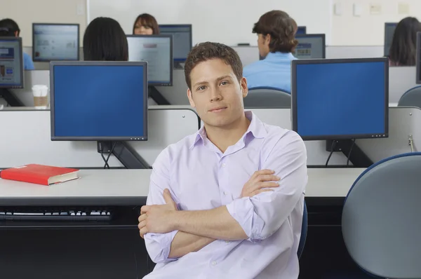 Estudiante masculino seguro en laboratorio de la computadora —  Fotos de Stock