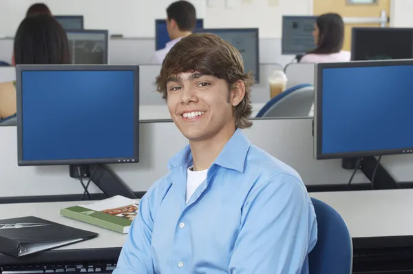 Szczęśliwy młody mężczyzna studentów w pracowni komputerowej — Zdjęcie stockowe