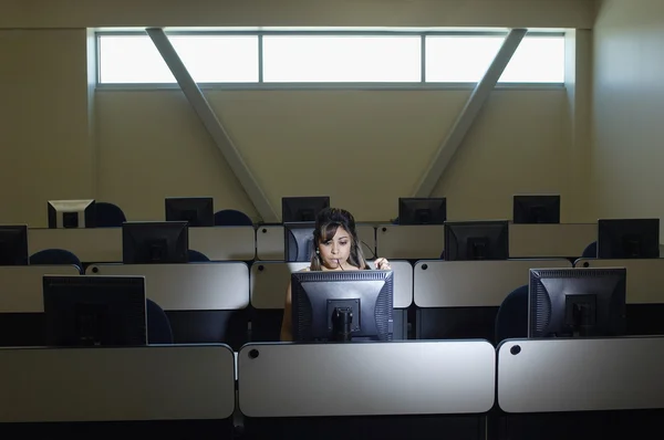 Student computerscherm kijken — Stockfoto