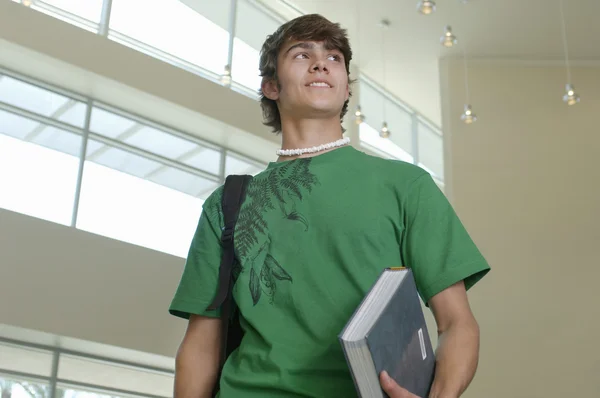 Jovem estudante com livro — Fotografia de Stock