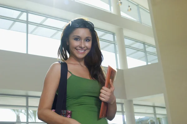 Mujer joven con carpeta — Foto de Stock