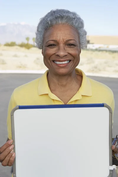 Frau mit Schild — Stockfoto