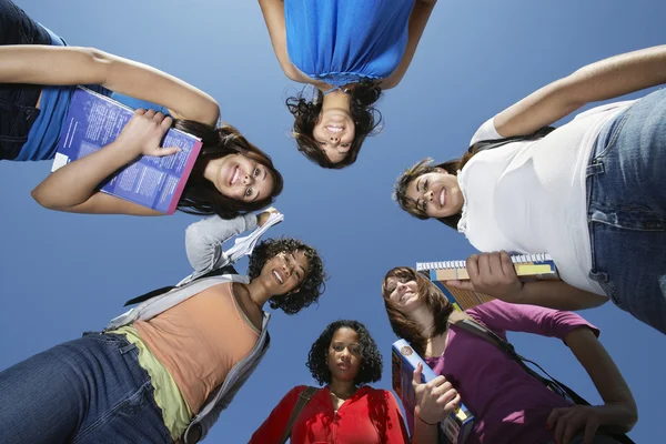 Vrouwelijke studenten permanent in cirkel — Stockfoto