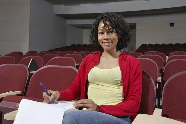 Estudante universitário em sala de aula vazia — Fotografia de Stock