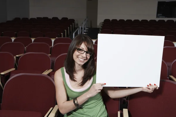 Kız öğrenci tabela holding — Stok fotoğraf
