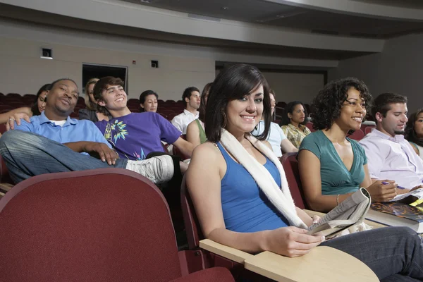 Étudiants assis ensemble en classe — Photo