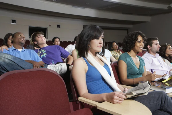 Estudante sentado juntos na sala de aula — Fotografia de Stock