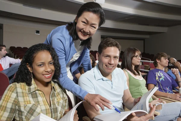 Enseignant avec des élèves en classe — Photo