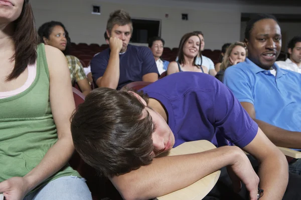 Znudzeni studenci wykładu theatre — Zdjęcie stockowe