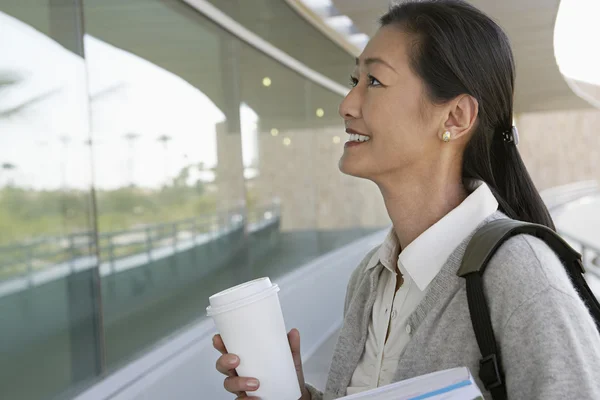 女教授举行一次性杯子 — 图库照片