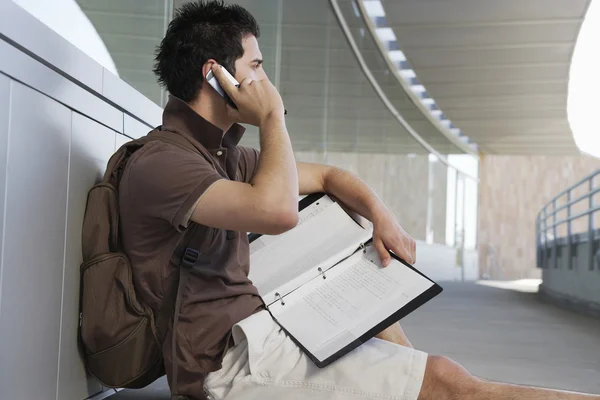 Étudiant masculin utilisant un téléphone portable — Photo