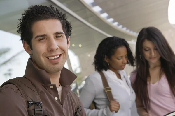 Feliz joven estudiante masculino — Foto de Stock