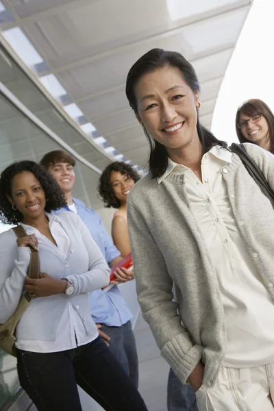 Glücklich asiatische weibliche Lehrer — Stockfoto