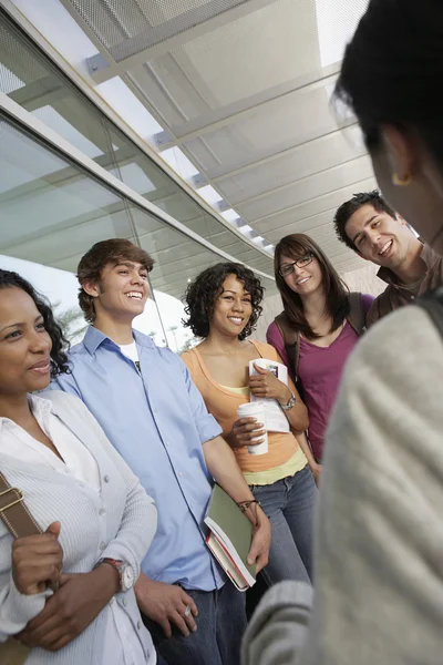 Estudiantes felices mirando al profesor — Foto de Stock