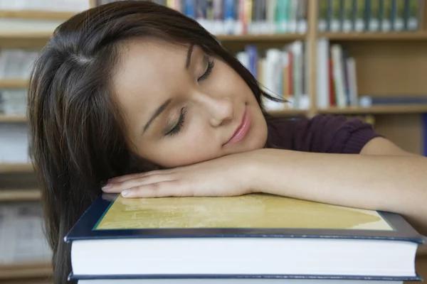 Kobiet student spanie na książki — Zdjęcie stockowe