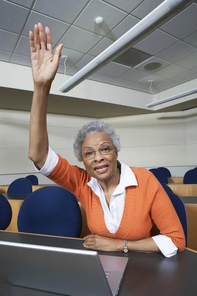 Senior insegnante alzare la mano — Foto Stock