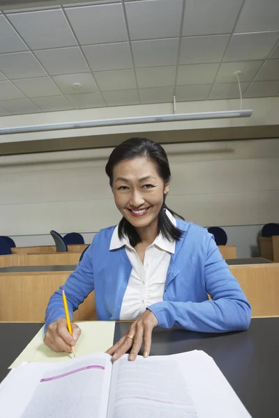 Professor anotando notas na sala de aula — Fotografia de Stock