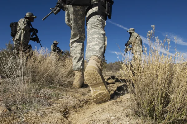 Soldiers Walking In Desert — Stock Photo, Image