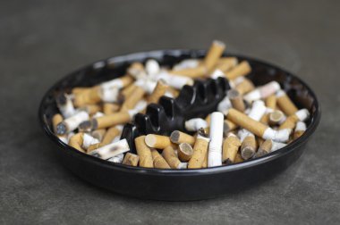 Kül tablası sigara izmariti dolu.