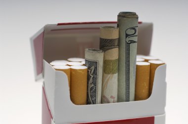 Sigara kutusuna kağıt para yerleştirilmiştir