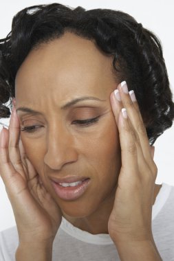 Şiddetli baş ağrısı çeken kadın.