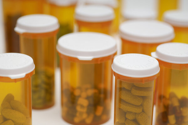 Крупный план бутылок с таблетками
