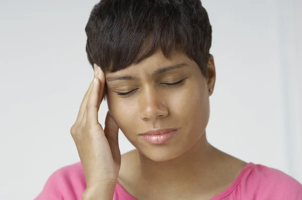 Close-up van vrouw met ernstige hoofdpijn — Stockfoto