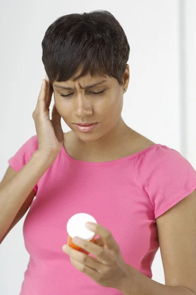 Zieke vrouw houden pil fles — Stockfoto