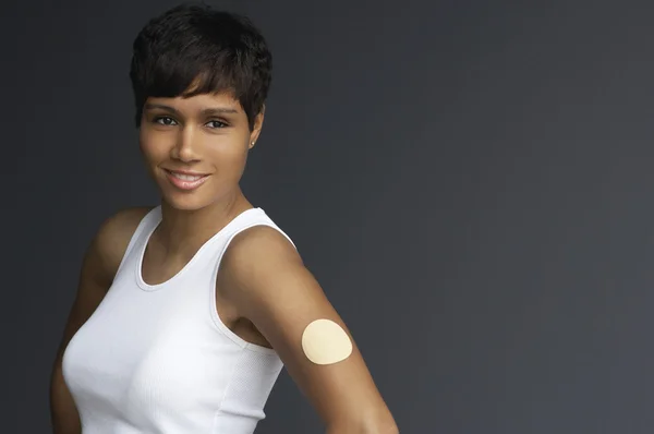 Vrouw met nicotine patch op arm — Stockfoto