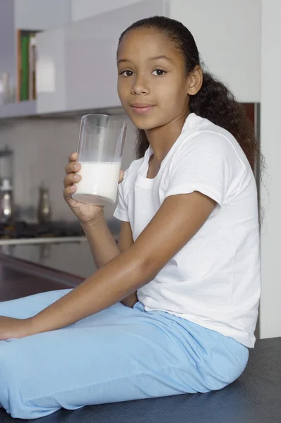 Fille boire du lait — Photo