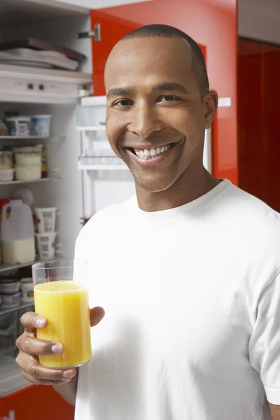 Hombre feliz teniendo zumo de naranja fresco — Foto de Stock