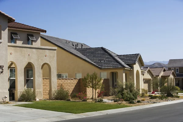 Gran casa nueva con entrada arqueada — Foto de Stock