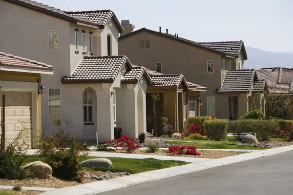 Grandes casas nuevas en desarrollo nuevo — Foto de Stock