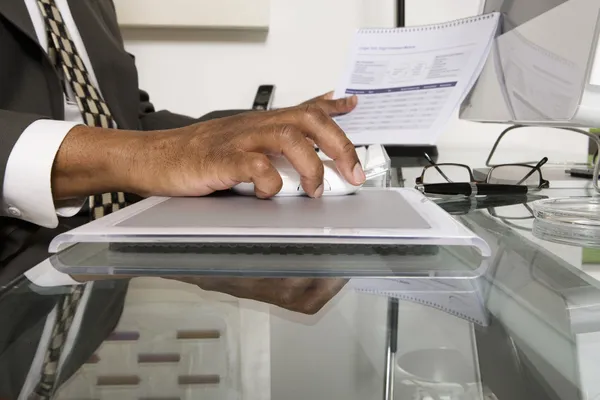 Nahaufnahme eines Geschäftsmannes am Computer — Stockfoto