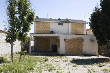 terk edilmiş evde