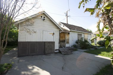 terk edilmiş evde kapıyı bindik.